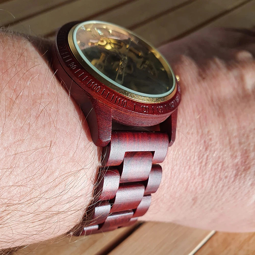 Relógio masculino clássico de madeira, automático e mecânico, com pulseira de madeira.