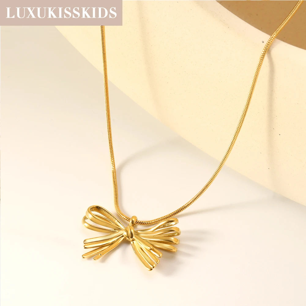 LUXUKISSKIDS Sets aus Ohrringen, Anhängern und Halsketten mit Schleifenmotiv aus Chirurgenstahl als Geschenk.