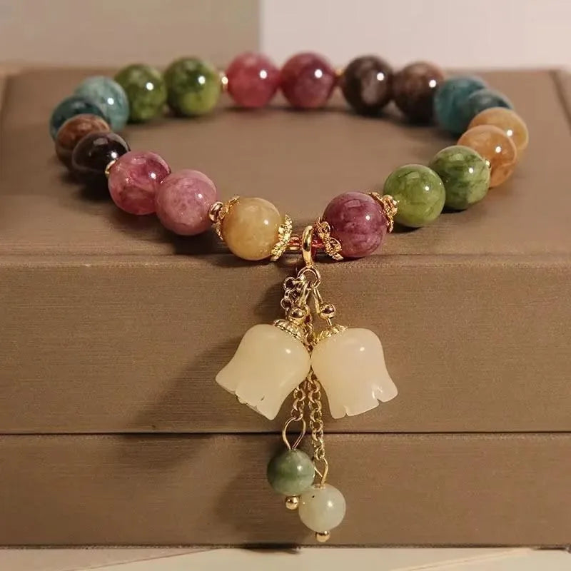 Pulseira colorida de cristal artificial austríaco da moda em destaque.
