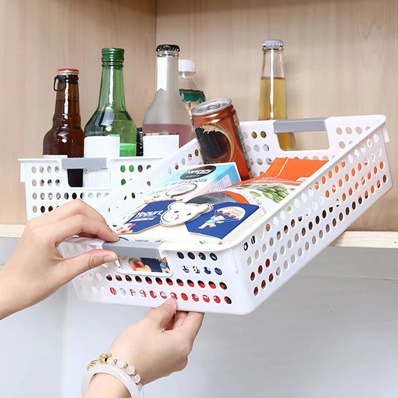 Cesto de armazenamento vazado para uso doméstico, ideal para guardar brinquedos diversos e outros itens.