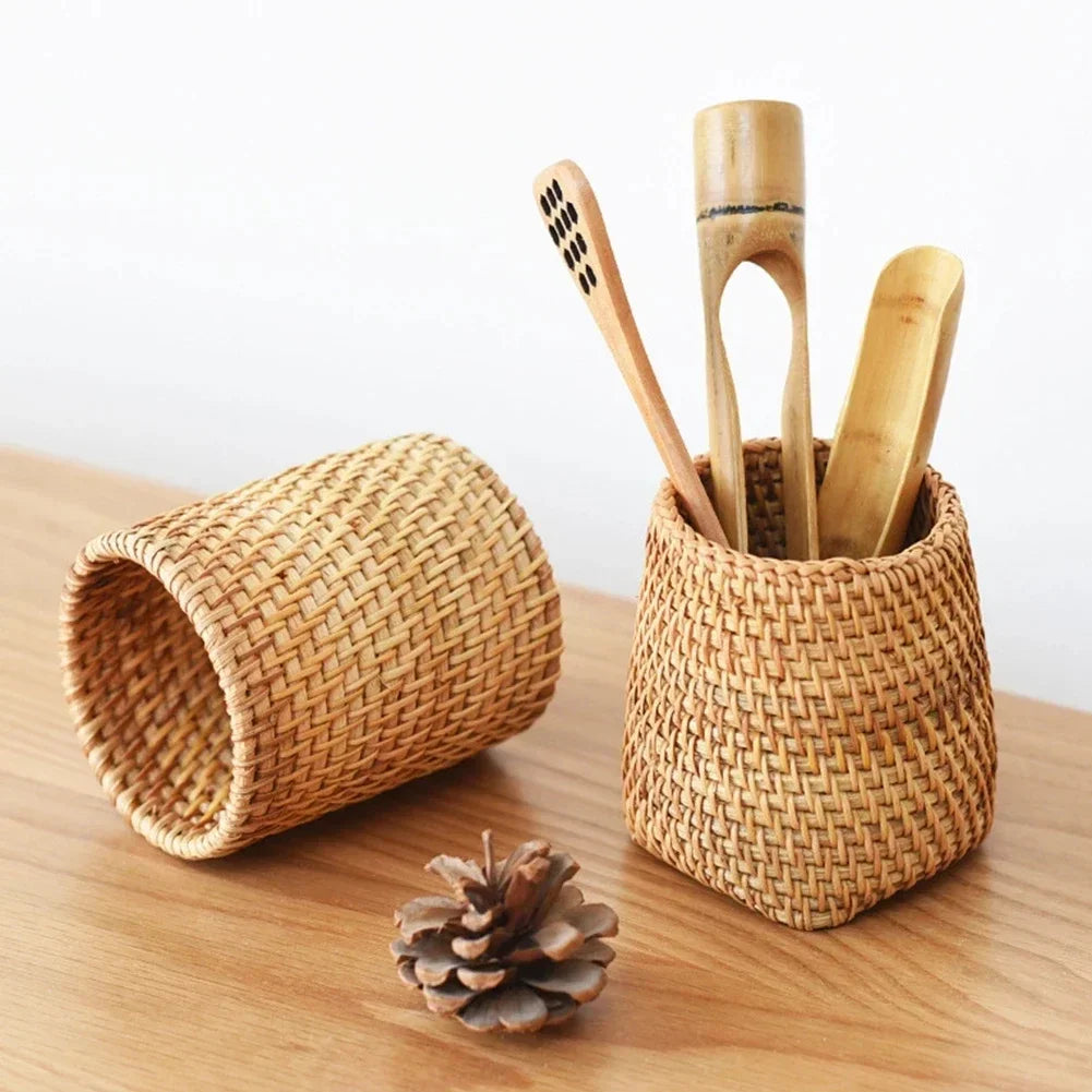 Caixa organizadora de vime para utensílios de mesa e louças de cozinha.