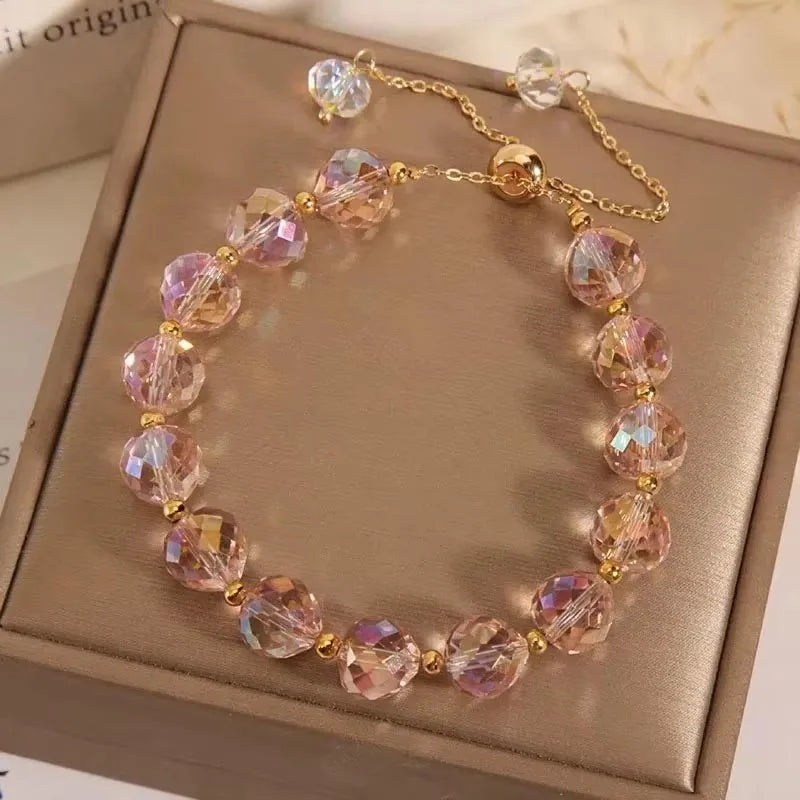 Pulseira colorida de cristal artificial austríaco da moda em destaque.