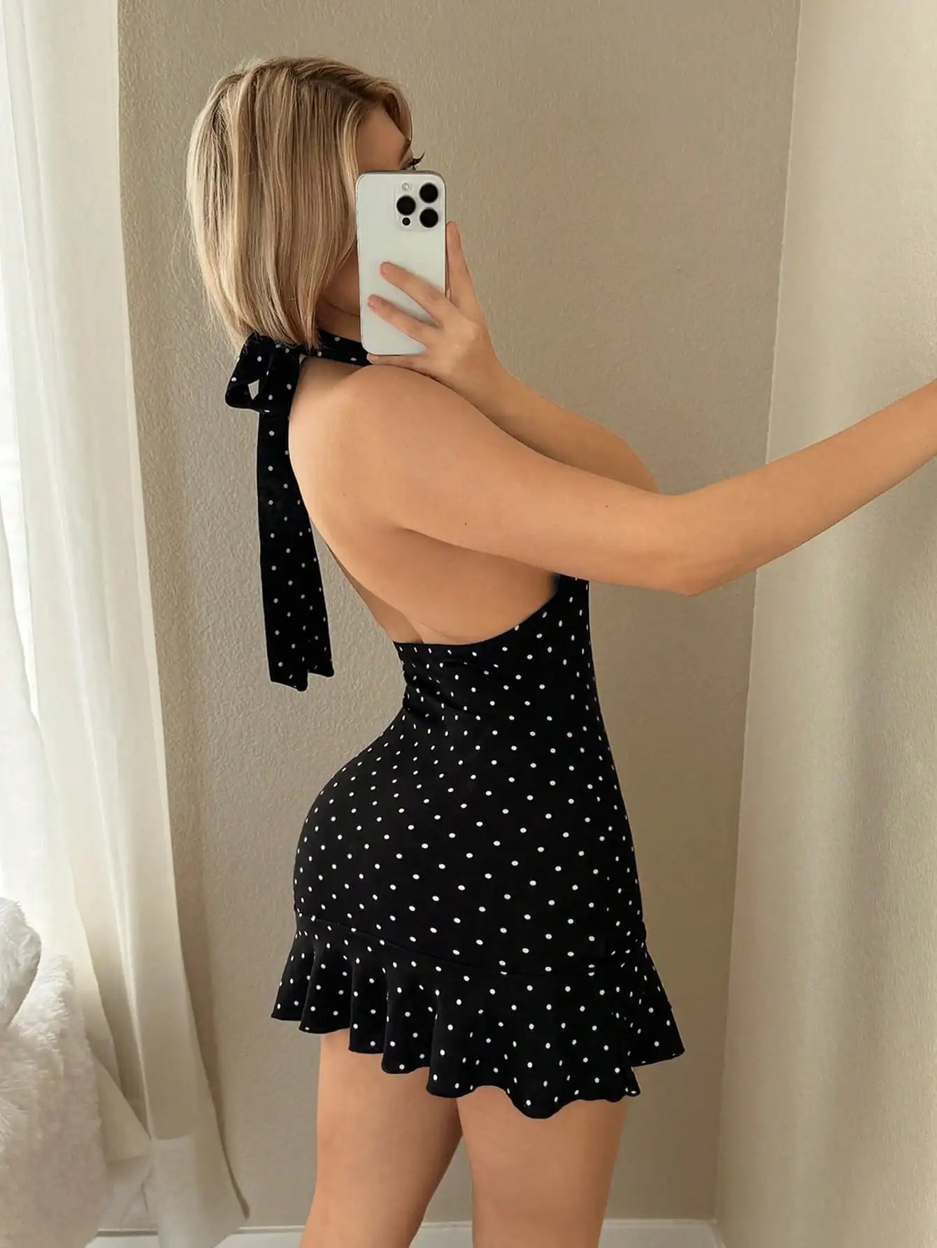Um vestido feminino elegante, adequado tanto para o público europeu quanto para o americano.