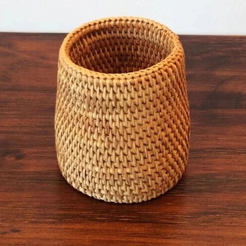 Caixa organizadora de vime para utensílios de mesa e louças de cozinha.