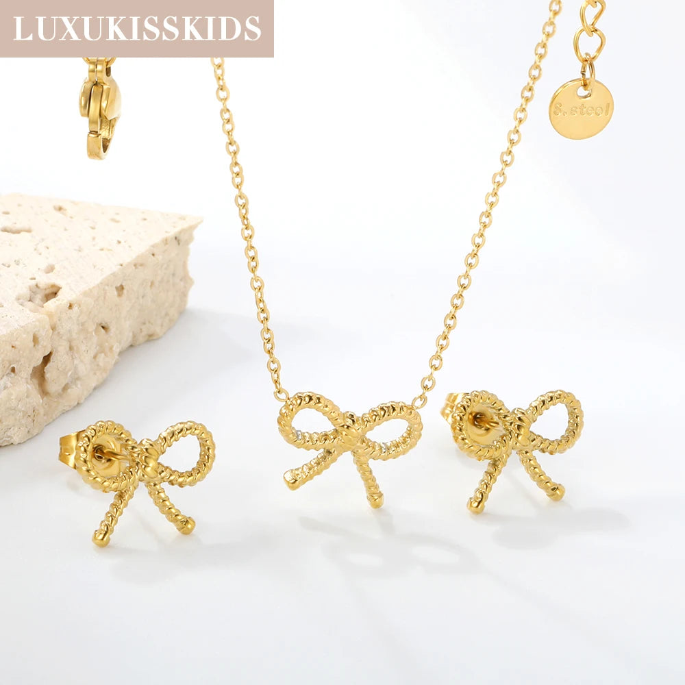 LUXUKISSKIDS Sets aus Ohrringen, Anhängern und Halsketten mit Schleifenmotiv aus Chirurgenstahl als Geschenk.