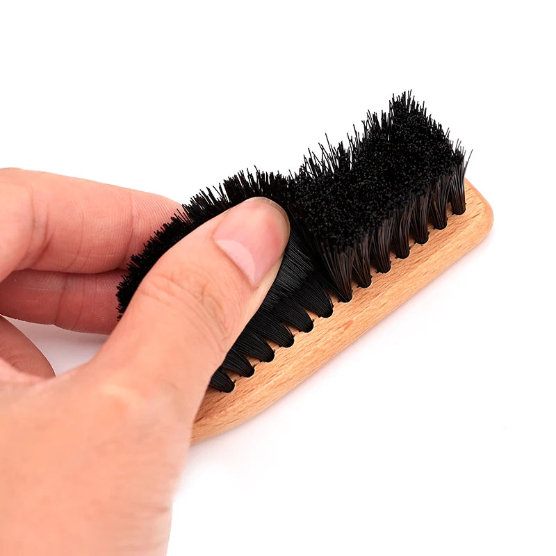 Escova de barba Barbertop Men com cabo de madeira e cerdas macias para limpeza de barba.