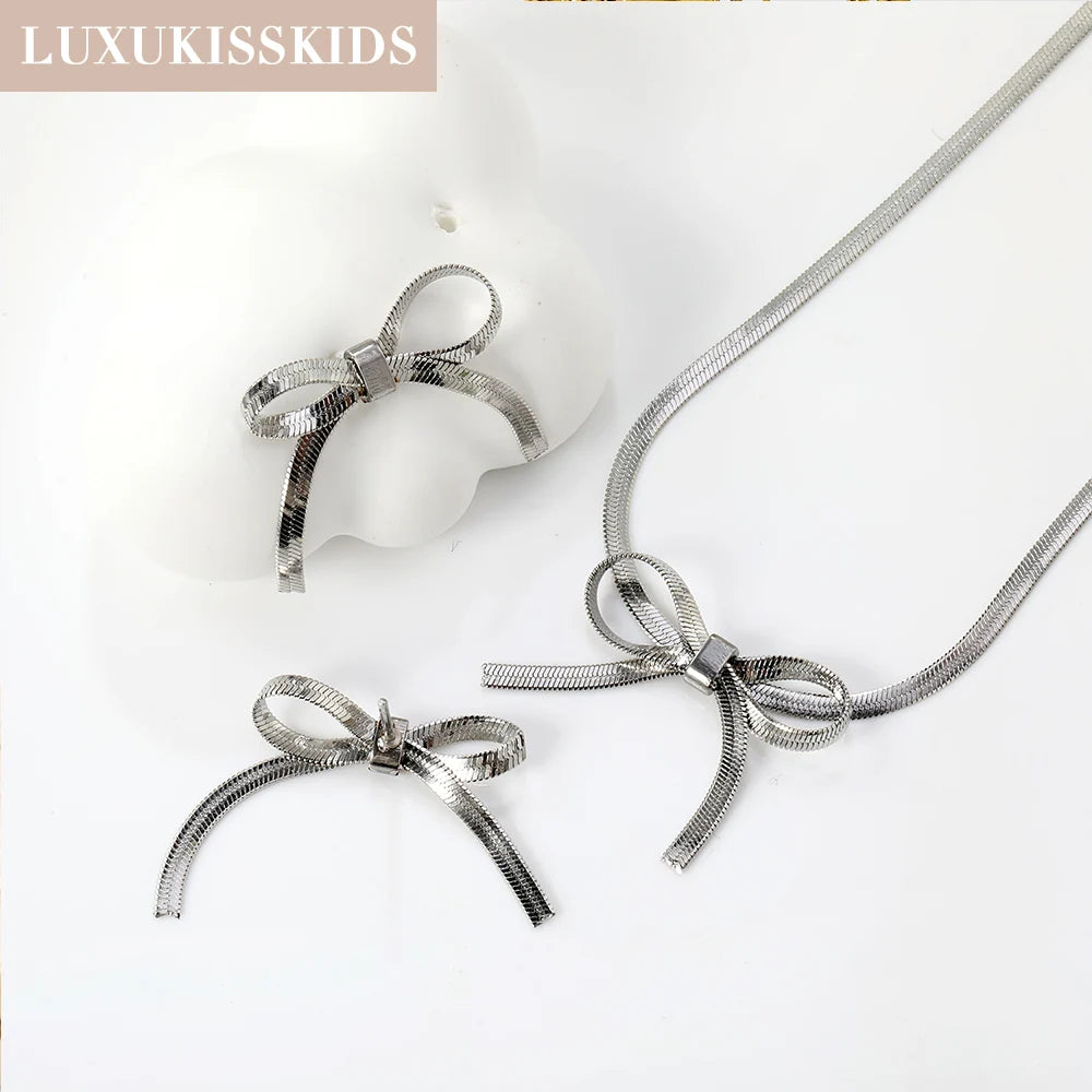 Conjuntos de brincos, pingentes e colares com laço da LUXUKISSKIDS para presente, em tecido cirúrgico.