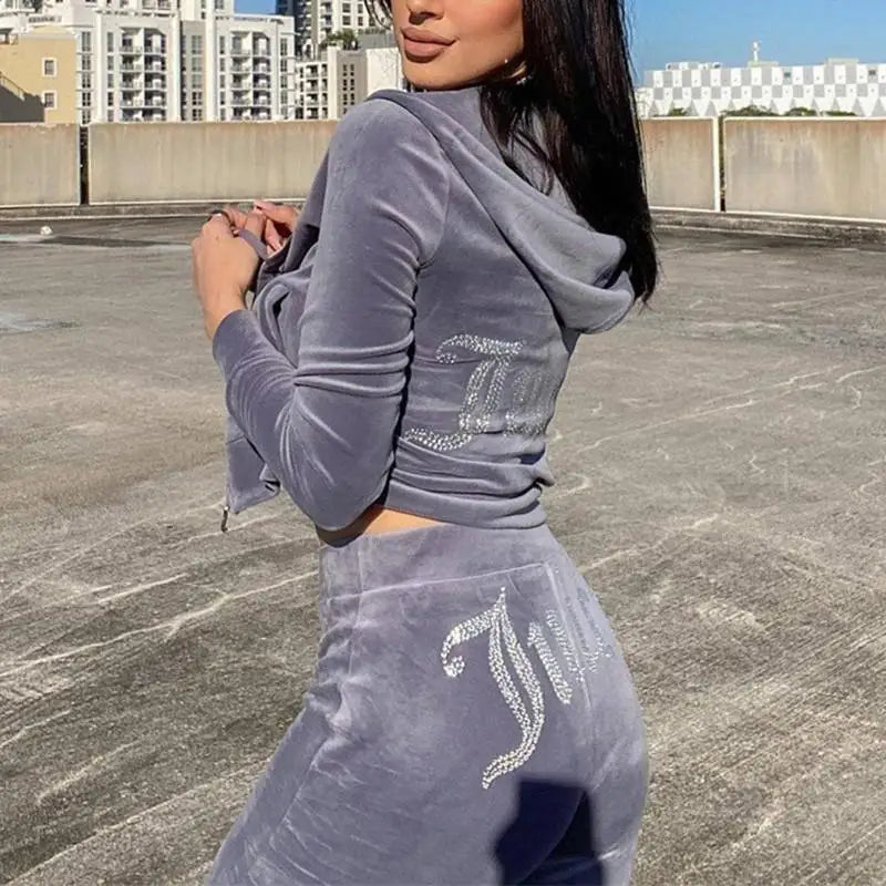 Conjunto feminino elegante de duas peças com calça comprida e blusa.
