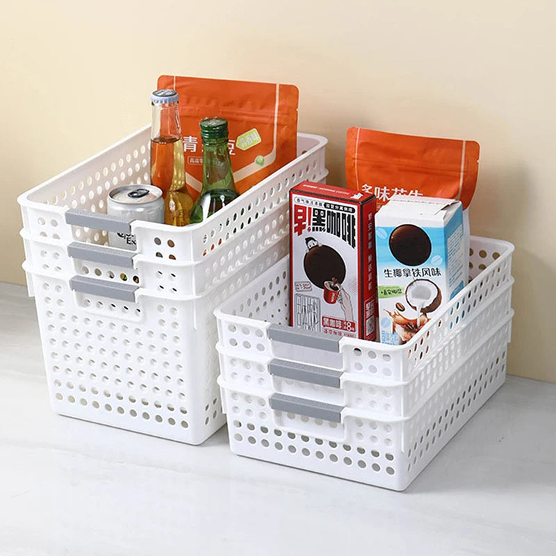 Cesto de armazenamento vazado para uso doméstico, ideal para guardar brinquedos diversos e outros itens.