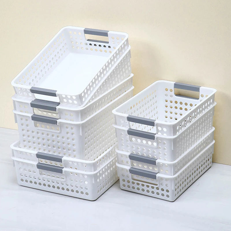 Cesto de armazenamento vazado para uso doméstico, ideal para guardar brinquedos diversos e outros itens.