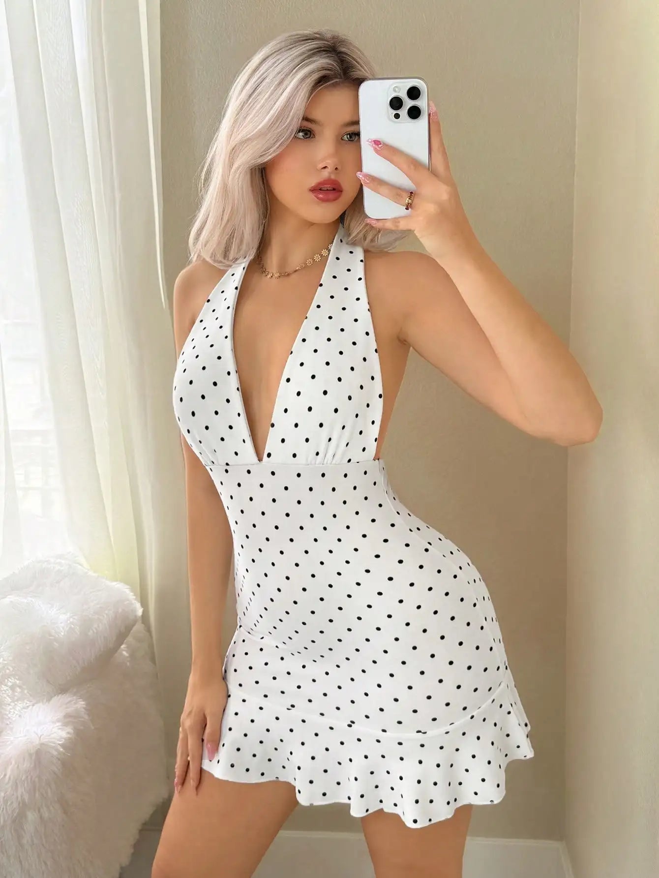 Um vestido feminino elegante, adequado tanto para o público europeu quanto para o americano.