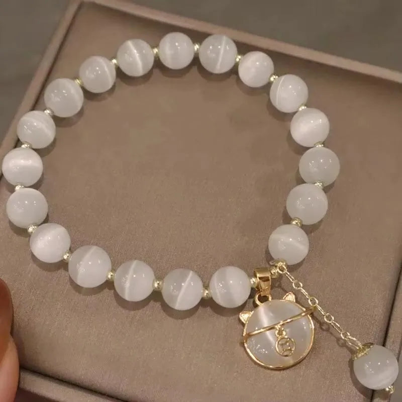 Pulseira colorida de cristal artificial austríaco da moda em destaque.