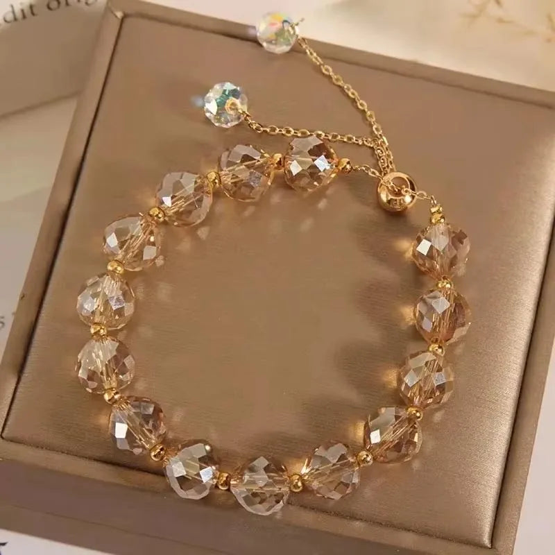 Pulseira colorida de cristal artificial austríaco da moda em destaque.