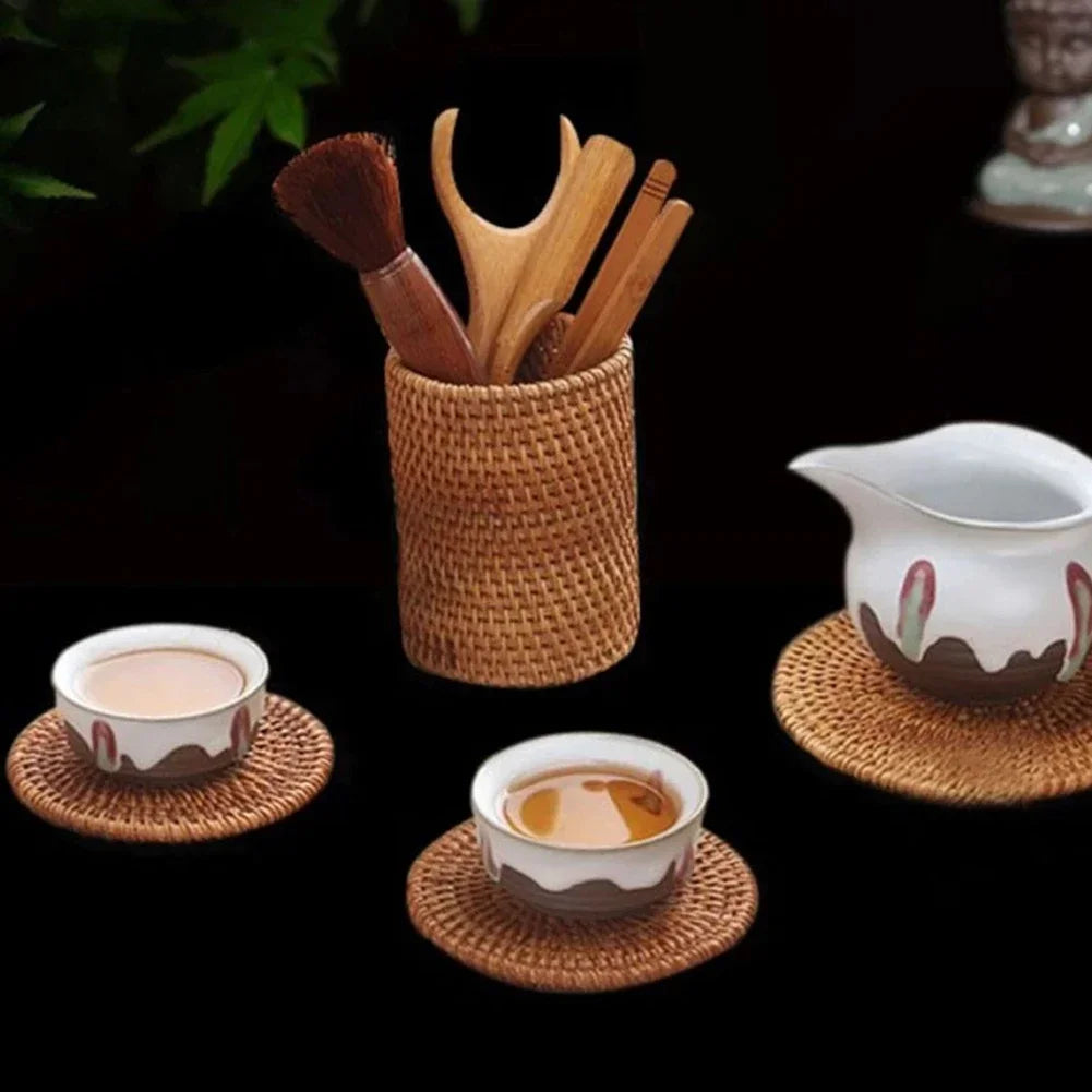 Caixa organizadora de vime para utensílios de mesa e louças de cozinha.