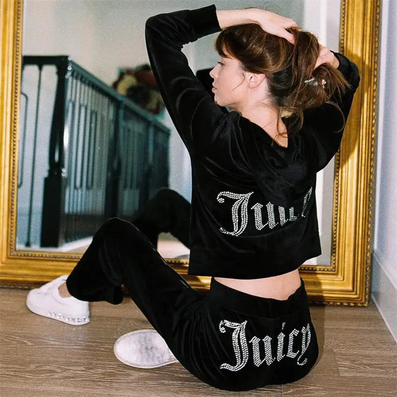 Conjunto feminino elegante de duas peças com calça comprida e blusa.
