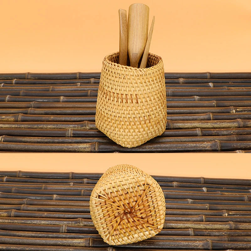 Caixa organizadora de vime para utensílios de mesa e louças de cozinha.