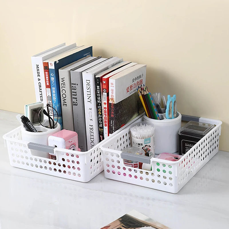 Cesto de armazenamento vazado para uso doméstico, ideal para guardar brinquedos diversos e outros itens.