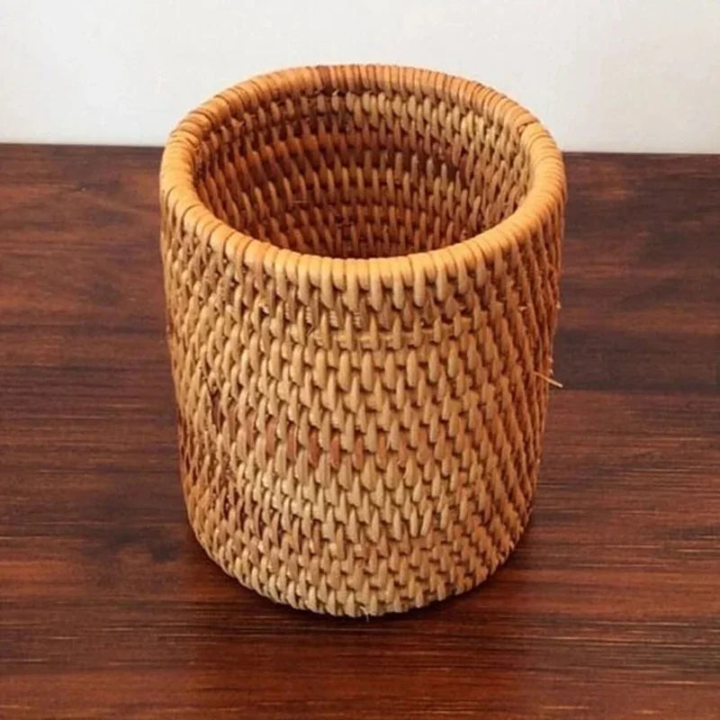 Caixa organizadora de vime para utensílios de mesa e louças de cozinha.