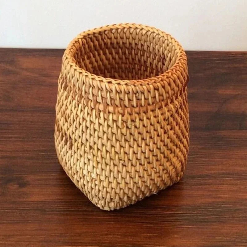 Caixa organizadora de vime para utensílios de mesa e louças de cozinha.